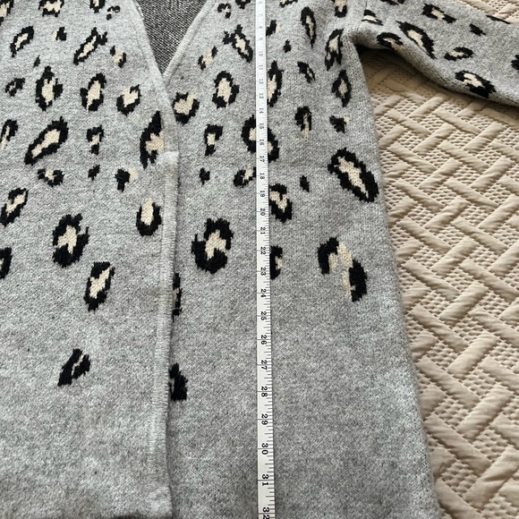 Ellen Tracy Gray Animal Print Cardigan. Size M. Good condition. - Picture 10 of 13